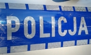 napis policja na drzwiach radiowozu policyjnego