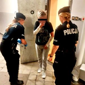 Dwie policjantki zatrzymują 34-letnią kobietę podejrzaną o podwójne zabójstwo swoich dzieci.