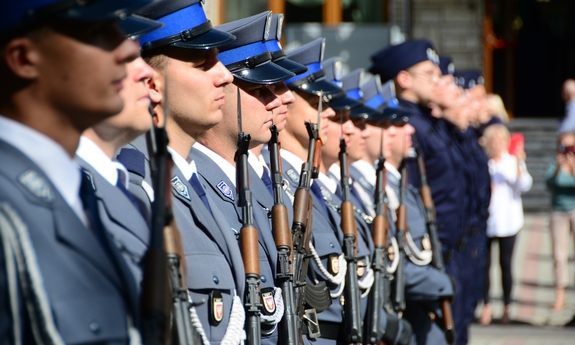 policjanci kompanii honorowej stoją w szeregu