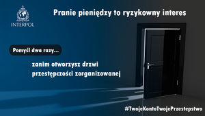 Grafika przedstawia czarne drzwi na granatowym tle. Na biało jest napisane ,,Pranie pieniędzy to ryzykowny interes; i poniżej ;Pomyśl dwa razy... zanim otworzysz drzwi przestępczości zorganizowanej.