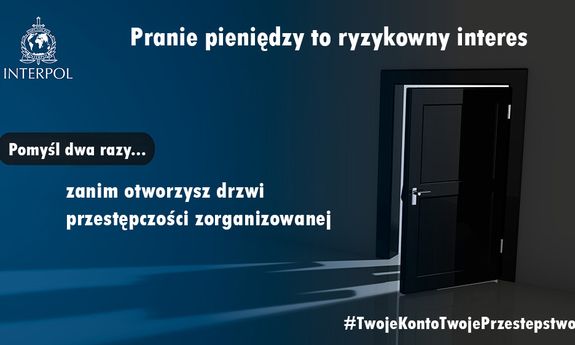 Grafika przedstawia czarne drzwi na granatowym tle. Na biało jest napisane ,,Pranie pieniędzy to ryzykowny interes; i poniżej ;Pomyśl dwa razy... zanim otworzysz drzwi przestępczości zorganizowanej.