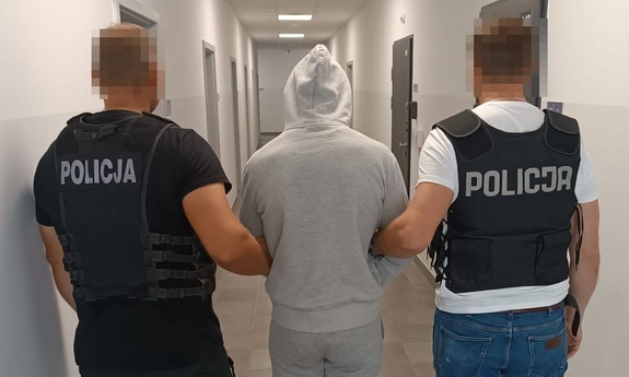 dwaj policjanci z zatrzymanym mężczyzną