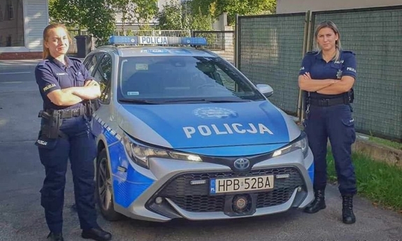 dwie policjantki stoją przy radiowozie