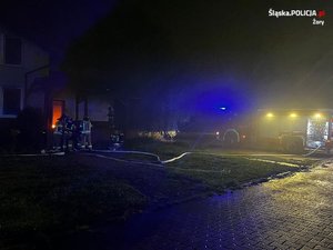 pojazd pożarniczy oraz strażaków biorących udział w akcji gaszenia pożaru