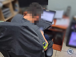 nieumundurowany funkcjonariusz CBZC pracuje na laptopie