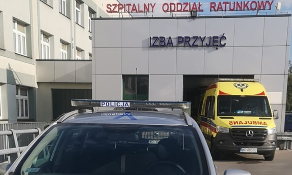 radiowóz policyjny stoi od izbą przyjęć pogotowia ratunkowego
