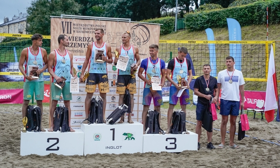 zdjęcia z VII Mistrzostw Polski Służb mundurowych w Siatkówce Plażowej, na którym mężczyźni stoją na podium