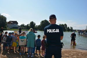 Policjanci spotkali się z dziećmi na plaży