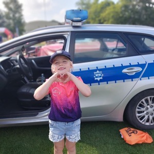 Prezentacja policyjnego radiowozu podczas pikniku