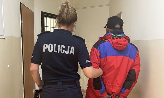 Umundurowana policjantka z zatrzymanym