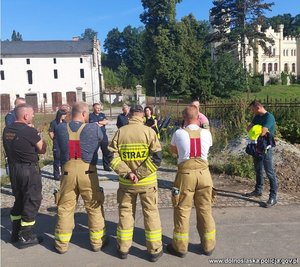 Policjanci i strażacy podczas odprawy przed poszukiwaniami