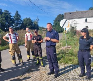 Policjanci i strażacy podczas odprawy przed poszukiwaniami