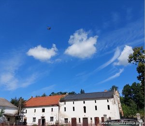 Latający dron nas budynkami