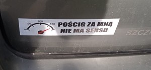 Naklejka na samochodzie zatrzymanej o treści ,,Pościg za mną nie ma sensu,,