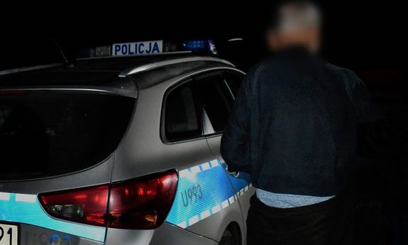 Zatrzymany stoi przy oznakowanym radiowozie