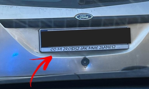 zdjęcie na którym widać ramkę tablicy rejestracyjnej  z napisem &quot;Co mi zrobisz jak mnie złapiesz...&quot;