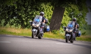 policyjni motocykliści na drodze