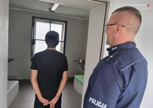 umundurowany policjant z zatrzymanym nastolatkiem