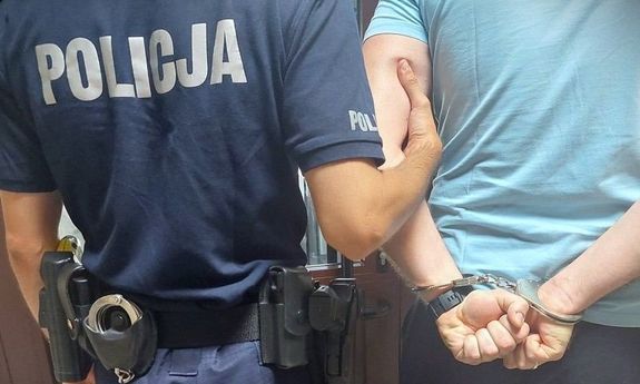 Policjant prowadzi zatrzymanego