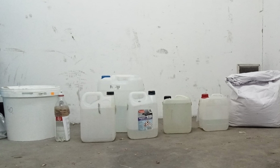 zabezpieczone narkotyki i kanistry z substancją chemiczną