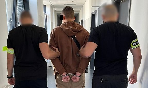 Policjanci trzymają zatrzymanego