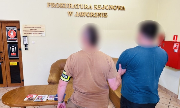 policjant z zatrzymanym mężczyzną