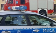 zdjęcie-radiowóz policji oraz wóz bojowy straży pożarnej, dzień