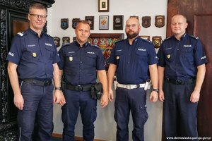 Komendant Wojewódzki Policji we Wrocławiu nadinspektor Dariusz Wesołowski z trzema policjantami