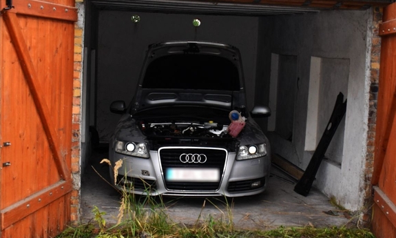 Ujawnione demontowane auto po kradzieży w garażu