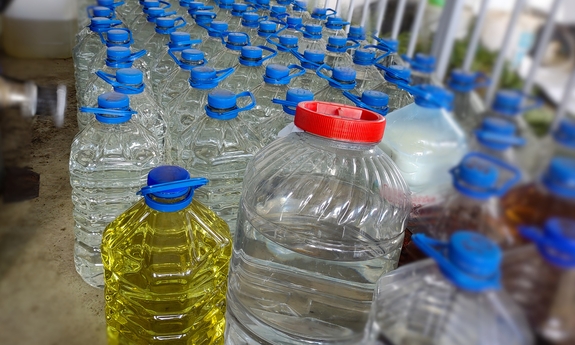 zabezpieczony alkohol w butelkach
