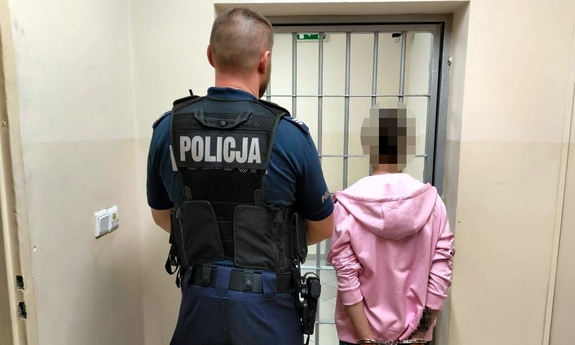 policjant z zatrzymaną kobietą w areszcie