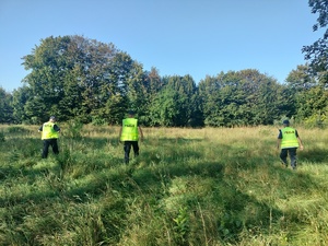 Policjanci przeszukują teren