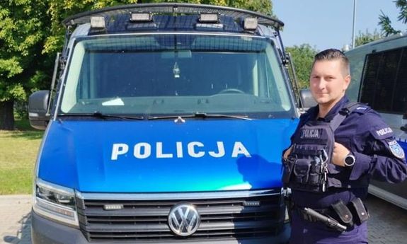 Policjant przy radiowozie