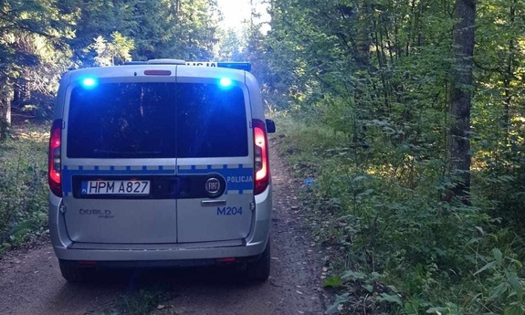 radiowóz w lesie