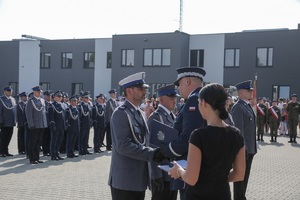 Komendant Wojewódzki Policji wręcza podziękowanie policjantowi