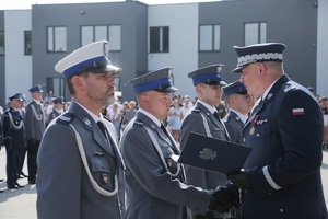 Komendant Wojewódzki Policji wręcza podziękowanie policjantowi