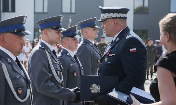 Komendant Wojewódzki Policji wręcza podziękowanie policjantowi