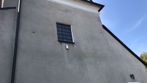 Na murze kościoła jest wbity  granat z czasów II Wojny Światowej