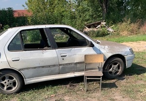 Samochód z wybitymi szybami od pocisku