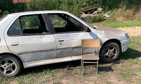 Samochód z wybitymi szybami od pocisku