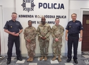 zdjęcie grupowe polskich policjantów i amerykańskich żołnerzy