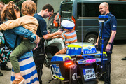 chłopiec na policyjnym motocyklu wśród policjantów