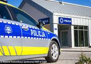 nowo otwarty posterunek Policji, przed nim radiowóz policyjny