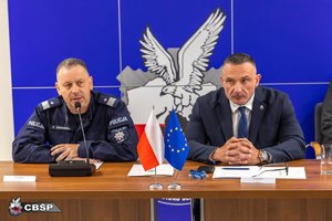 uczestnicy spotkania siedzą przy stole w kształcie podkowy