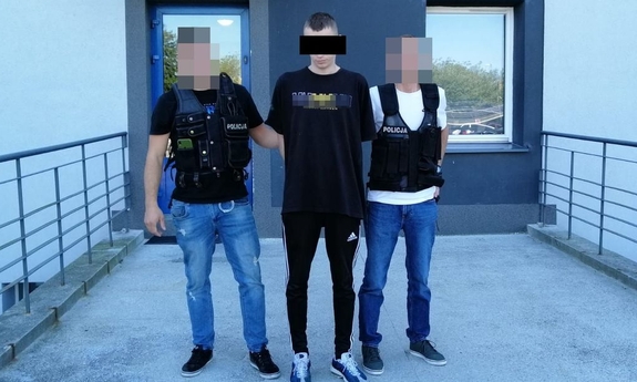 dwaj policjanci z zatrzymanym mężczyzną