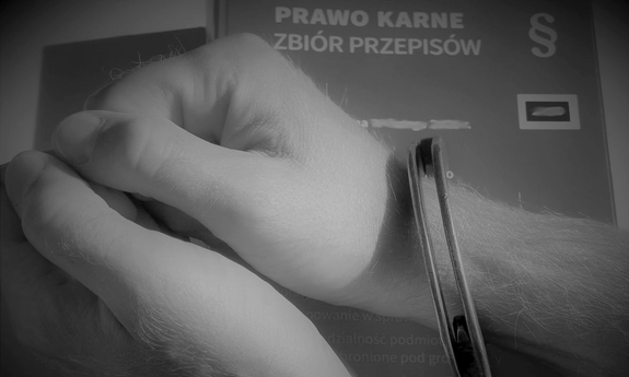 ręce w kajdankach