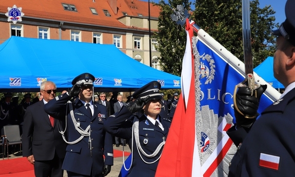 policjanci podczas uroczystości nadania sztandaru Szkole Policji w Pile