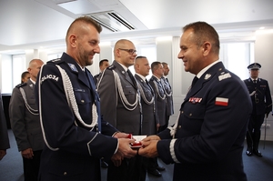 I zastępca Komendanta Głównego Policji nadinsp. Dariusz Augustyniak i odznaczeni policjanci