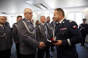 I zastępca Komendanta Głównego Policji nadinsp. Dariusz Augustyniak i odznaczeni policjanci