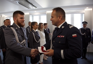 I zastępca Komendanta Głównego Policji nadinsp. Dariusz Augustyniak i odznaczeni policjanci